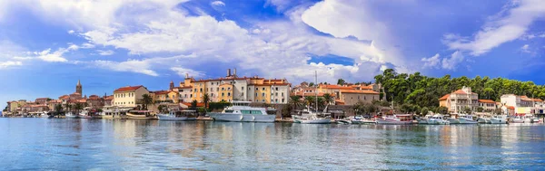 Viajar en Croacia - hermosa isla Rab, vista panorámica del casco antiguo . — Foto de Stock