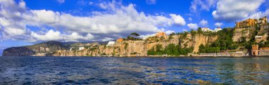 Sorrento kasabasının panoramik manzarası, Napoli Körfezi Sorrento körfezi. İtalya.