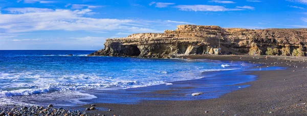 Black sandy beaches of volcanic Fuerteventura island, Ajui village,Canary island,Spain. — Stock Photo, Image