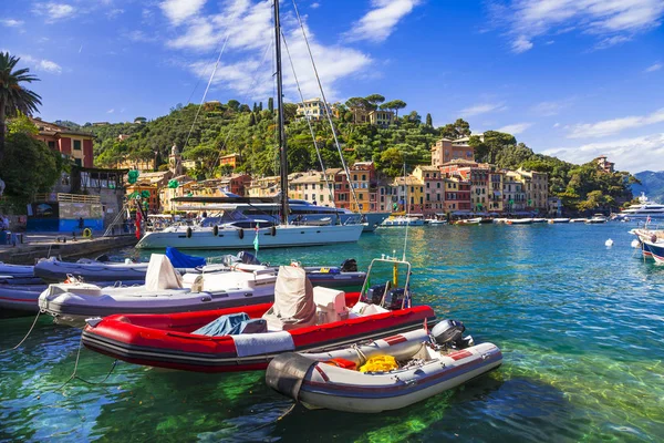 Portofino - pueblo pesquero italiano y complejo vacacional de lujo, región de Liguria . — Foto de Stock