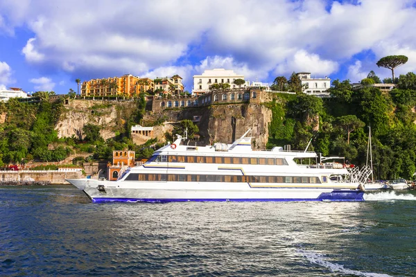 Viajar na Itália - barco de balsa em Sorrento cidade costeira, Baía de Nápoles . — Fotografia de Stock