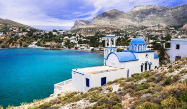 Kalymnos adasının manzarası - Yunanistan 'da deniz boyunca uzanan pitoresk bir kilise.