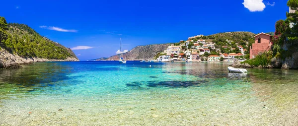Série de Grécia bonita - pitoresca aldeia colorida Assos em — Fotografia de Stock