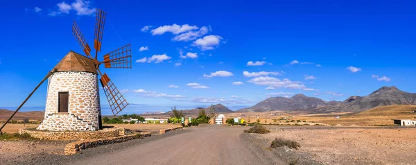 Tradiční staré větrné mlýny Fuerteventura, Kanárské ostrovy ve Španělsku. — Stock fotografie