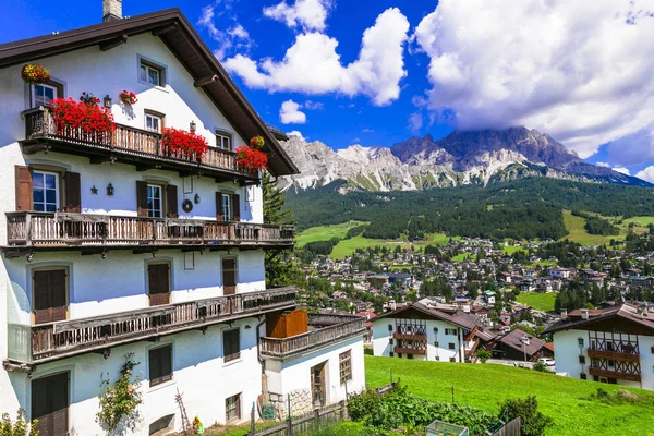 Wonderful valley in Cortina d'Ampezzo - famous ski resort in north Italy. — Stock Photo, Image