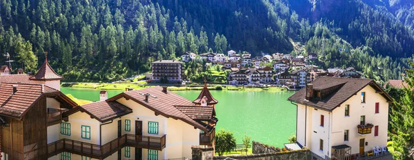 Beautiful lake Lago di Alleghe and village in Dolomite Alps mountains,Italy. — Stock Photo, Image