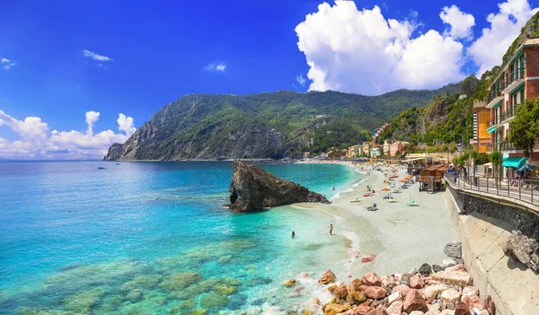 Monterosso al mare con grandes playas, Parque Nacional Cinque Terre, Liguria, Italia . —  Fotos de Stock