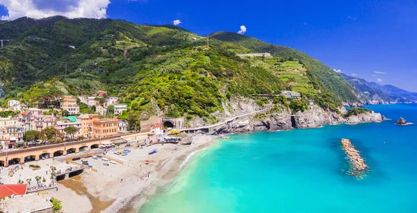 Monterosso al mare com grandes praias, Parque Nacional Cinque Terre, Ligúria, Itália . — Fotografia de Stock