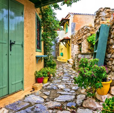 Yunanistan 'ın eski geleneksel köylerinin tipik sokakları - Alonissos Adası.