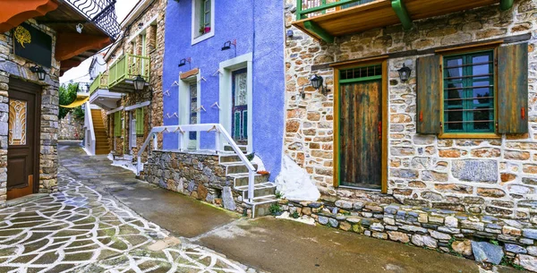 Typische Straßen der alten traditionellen Dörfer Griechenlands - Insel Alonissos. — Stockfoto