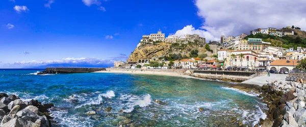Travel and landmarks of souther Italy, Calabria. Beautiful Pizzo Calabro village. — Stock Photo, Image
