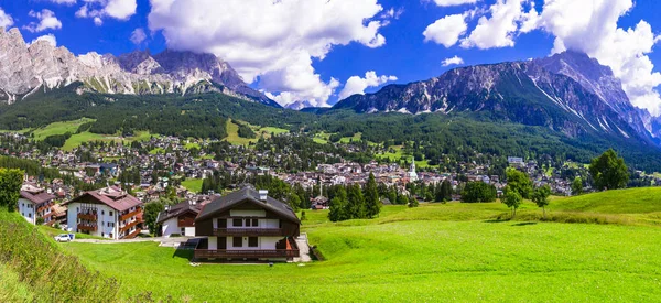 Impressive valley in Cortina d'Ampezzo - famous ski resort in north Italy. — Stock Photo, Image