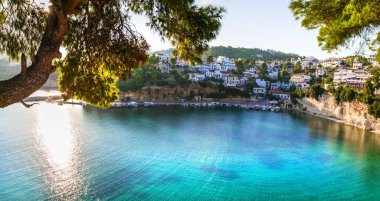 Güzel Alonissos adası - Votsi balıkçı köyü. 