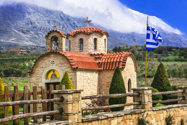 Hermosa iglesia tradicional ortodoxa en pueblo de montaña. Isla de Creta, Grecia . —  Fotos de Stock