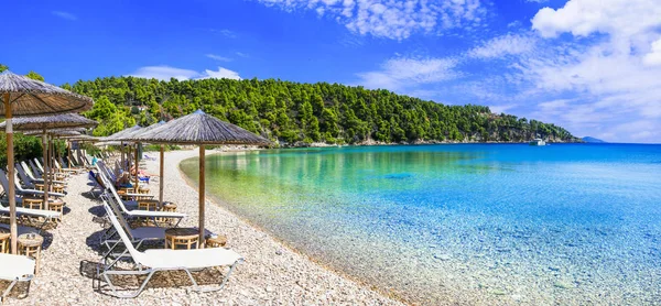 Nejlepší pláže ostrova Alonissos - klidné organizované Milia. Sporades, Řecko. — Stock fotografie