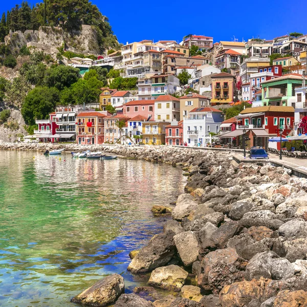 Coloful vackra staden Parga - perfekt semester i Joniska kusten, Grekland. — Stockfoto