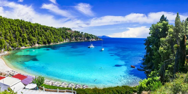 Лучшие пляжи острова Алониссос - спокойная организованная Милия. Sporades, Greece . — стоковое фото