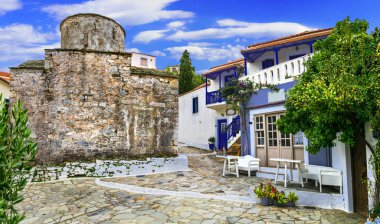 Alonissos adası, geleneksel Chora köyü. Sporades, Yunanistan.