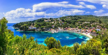 Güzel manzaralı plajları ve dağları olan küçük, resimli ada Paxos, Yunanistan.