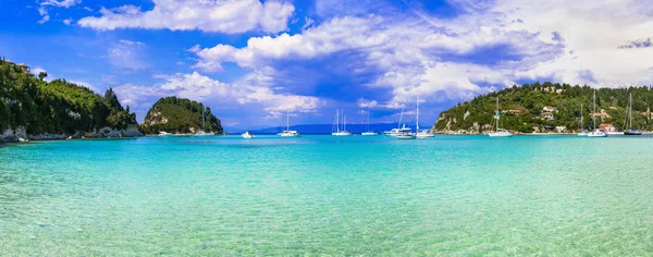 Die kleinen griechischen Inseln für einen ruhigen Urlaub - Paxos mit Türkis — Stockfoto