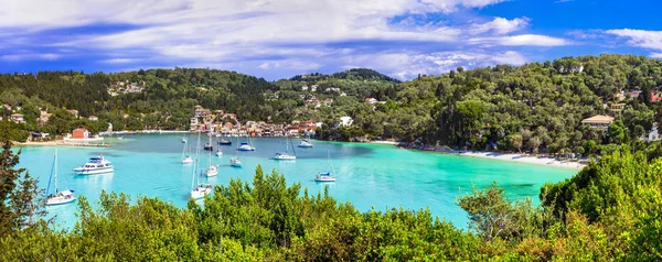 Pittoreska joniska ön Paxos med vackra natursköna stränder och berg.Grekland. — Stockfoto