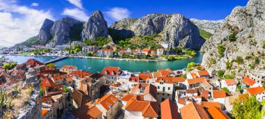 Hırvatistan 'ın simgeleri - etkileyici Omis kasabası popüler turizm beldesi.