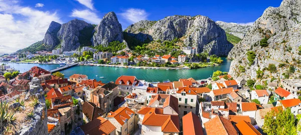 Hırvatistan 'ın simgeleri - etkileyici Omis kasabası popüler turizm beldesi. — Stok fotoğraf