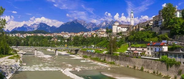 Viaggio nel nord Italia - bellissima città bellunese circondata da montagne . — Foto Stock