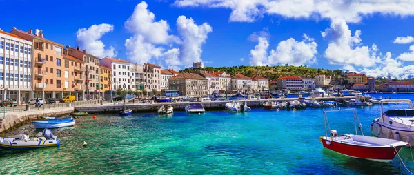 Luoghi di interesse e viaggi in Croazia. Città colorata costiera - Senj . — Foto Stock