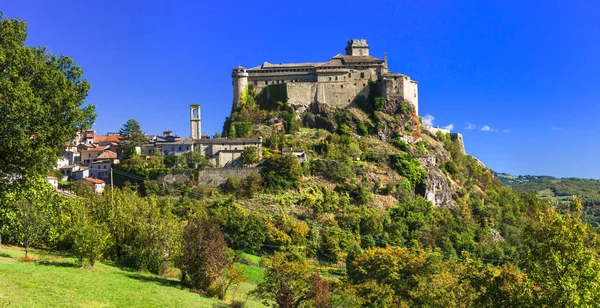 "Castello di Bardi "-nádherný středověký hrad v Emilia-Romagna, Itálie. — Stock fotografie