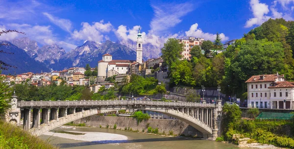 Viajar en el norte de Italia - hermosa ciudad de Belluno rodeado de montañas . — Foto de Stock