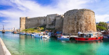 Kıbrıs 'ın simgeleri - Kyrenia' daki ortaçağ şatosu ve limanı, Türk bölümü.