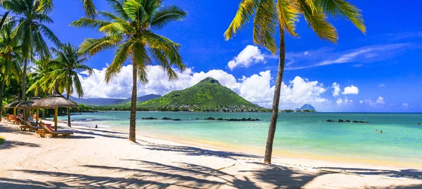 Erstaunliche tropische Landschaft mit schönem Strand und Bergblick. Flic en Flac. — Stockfoto