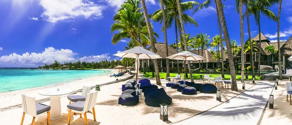 Tropical  vacation in paradise island Mauritius, scenery with beautiful beach. — Stock Photo, Image