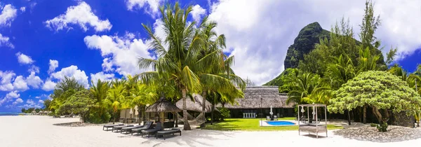 Vacaciones tropicales de lujo. Hermoso paisaje de playa. Le Morne, Isla Mauricio . — Foto de Stock