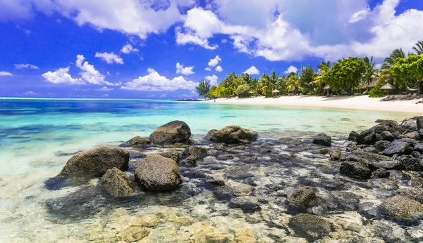 Idylliczna tropikalna sceneria plaży. Relaks na Mauritiusie i — Zdjęcie stockowe