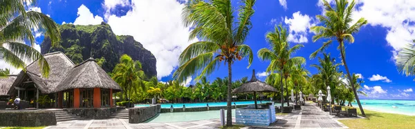 Exotic tropical vacation in Mauritius island. Le Morne mountain. — Stock Photo, Image
