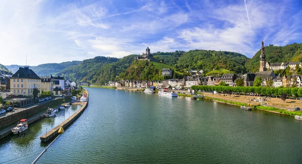 Travel and landmarks of Germany - medieval town Cochem  over Rhine river. — Stock Photo, Image