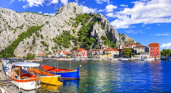 克罗地亚旅游业和地标 达尔马提亚的Omis镇 有传统的彩船 房屋和山脉 — 图库照片