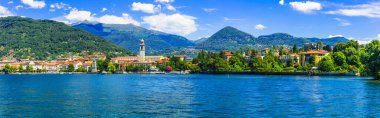 Resimli Lago Maggiore gölü. Büyüleyici şehir Pallanza manzarası. 