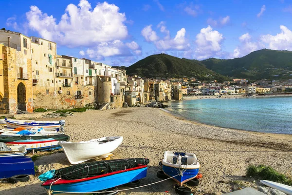 Sicilya Adası Güzel Cefalu Kıyı Kasabası Turkuaz Deniz Tekne Geleneksel — Stok fotoğraf