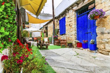 Eski geleneksel köylerde şirin kafe barları olan büyüleyici sokaklar, Omodos, Kıbrıs.
