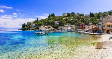 Yunanistan 'da yaz tatili - güzel Paxos adasında sakin köy logosu.
