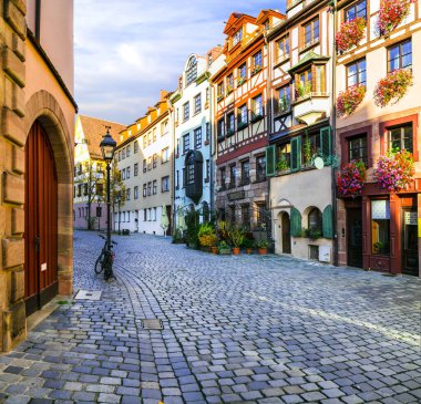 Almanya 'da Seyahat - Nuremberg, Bavyera' daki eski şehrin büyüleyici geleneksel sokakları.