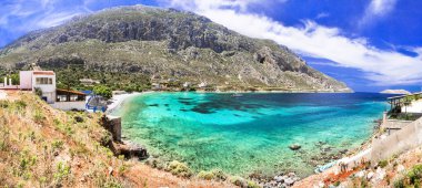 Bozulmamış Yunan adalarının doğal güzelliği Kalymnos, turkuaz deniz ve dağlarla manzara, Arginonta plajı..
