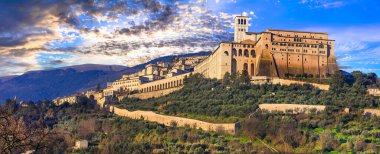 İtalya 'nın simgeleri ve dini anıtları - günbatımında güzel bir ortaçağ Assisi kasabası, Umbria bölgesi.