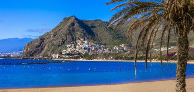 Güzel Playa de Las Teresitas, altın kum, palmiye ağaçları, deniz ve dağlar, Tenerife, İspanya.