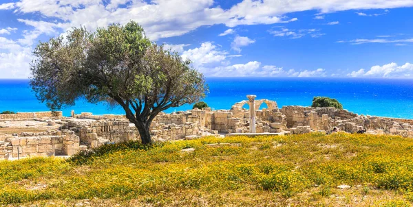 Starověké Chrámy Tyrkysové Moře Hlavní Turistické Atrakce Ostrova Kourion Kypr — Stock fotografie