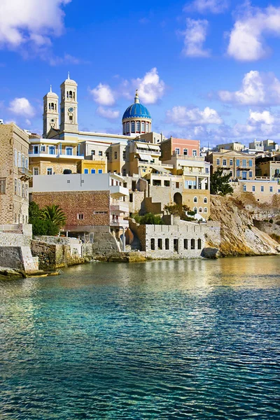 Piękne Miasto Ermoupoli Widok Turkusowym Morzem Stara Katedra Kolorowe Domy — Zdjęcie stockowe