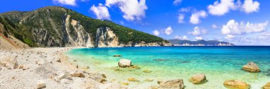  Turkuaz deniz ve dağlarla güzel Myrtos körfezi manzarası, Kefalonia Adası, Yunanistan.